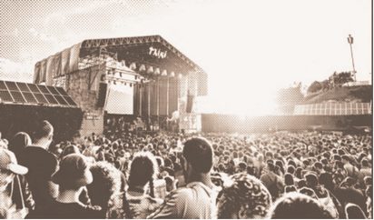 Público frente al escenario principal de un festival al atardecer