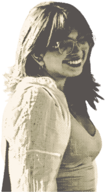 Rosa Oroya sonriendo, mirando por encima del hombro